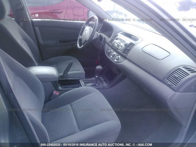 4T1BE32K05U963356 - 2005 TOYOTA CAMRY LE/XLE/SE ნაცრისფერი ფოტო 5