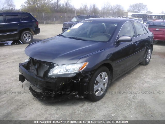 4T4BE46K67R007887 - 2007 TOYOTA CAMRY NEW GENERAT CE/LE/XLE/SE GRAY photo 2