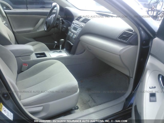 4T4BE46K67R007887 - 2007 TOYOTA CAMRY NEW GENERAT CE/LE/XLE/SE GRAY photo 5