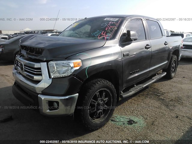 5TFDW5F18HX624886 - 2017 TOYOTA Tundra CREWMAX SR5/TRD PRO GRAY photo 2