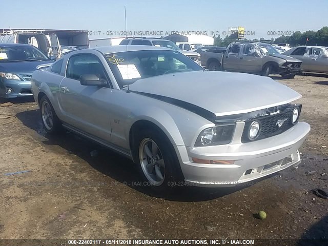 1ZVFT82H555226738 - 2005 FORD MUSTANG GT SILVER photo 1