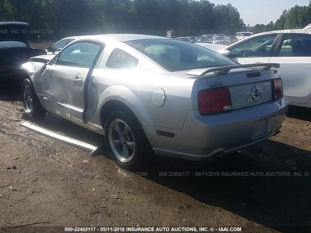 1ZVFT82H555226738 - 2005 FORD MUSTANG GT SILVER photo 3