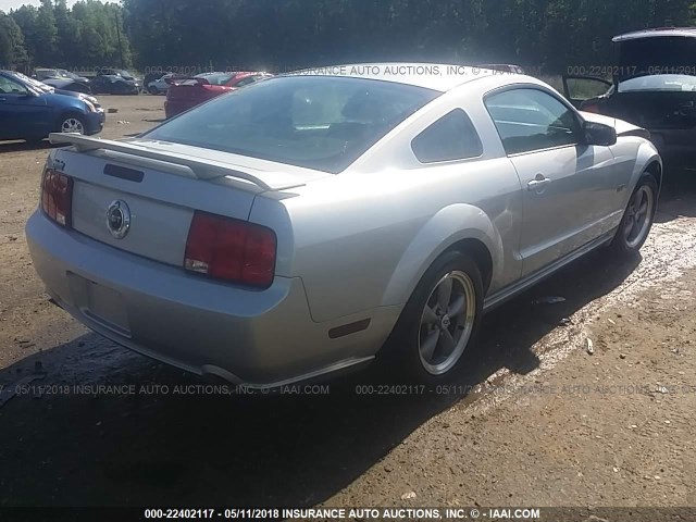 1ZVFT82H555226738 - 2005 FORD MUSTANG GT SILVER photo 4