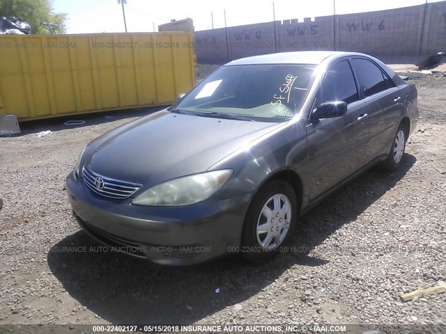 4T1BE32K25U626784 - 2005 TOYOTA CAMRY LE/XLE/SE ნაცრისფერი ფოტო 2