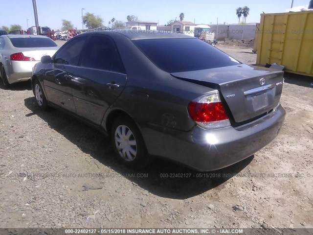 4T1BE32K25U626784 - 2005 TOYOTA CAMRY LE/XLE/SE ნაცრისფერი ფოტო 3
