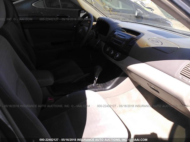 4T1BE32K25U626784 - 2005 TOYOTA CAMRY LE/XLE/SE ნაცრისფერი ფოტო 5