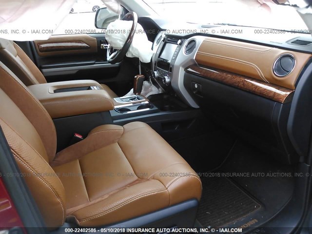 5TFAW5F12JX678189 - 2018 TOYOTA TUNDRA CREWMAX 1794/PLATINUM 红色 照片 5