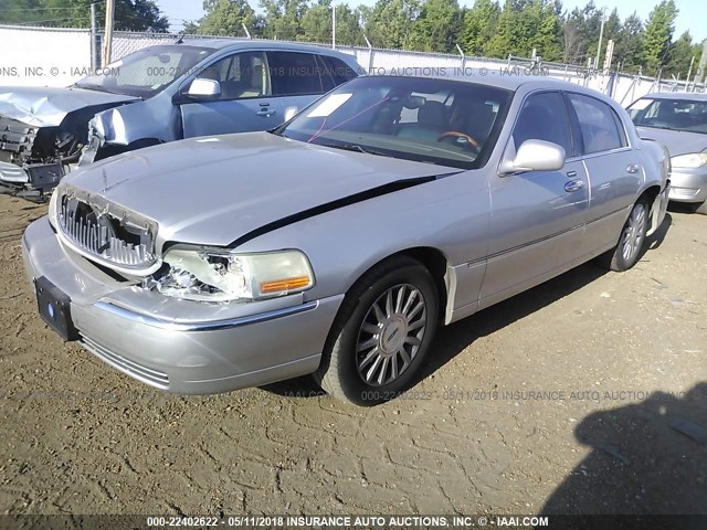 1LNHM82WX3Y680286 - 2003 LINCOLN TOWN CAR SIGNATURE SILVER photo 2