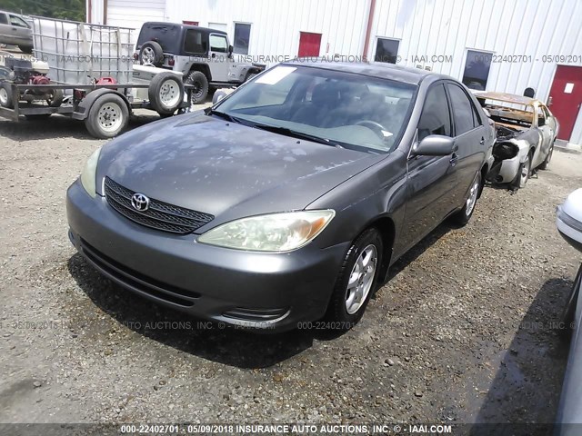 4T1BE30K02U583030 - 2002 TOYOTA CAMRY LE/XLE/SE ნაცრისფერი ფოტო 2