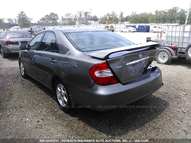 4T1BE30K02U583030 - 2002 TOYOTA CAMRY LE/XLE/SE ნაცრისფერი ფოტო 3