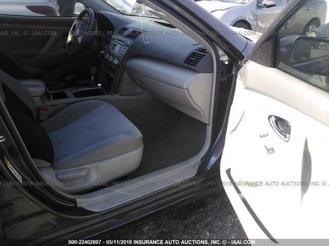 4T1BF3EK6BU719344 - 2011 TOYOTA CAMRY SE/LE/XLE ნაცრისფერი ფოტო 5