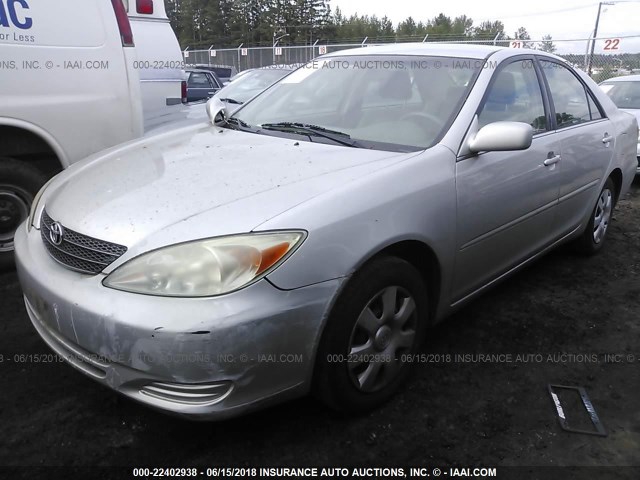 4T1BE32K14U876080 - 2004 TOYOTA CAMRY LE/XLE/SE ვერცხლისფერი ფოტო 2