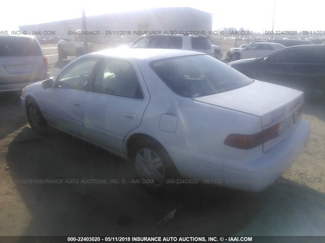 JT2BG22K010535791 - 2001 TOYOTA CAMRY CE/LE/XLE WHITE photo 3