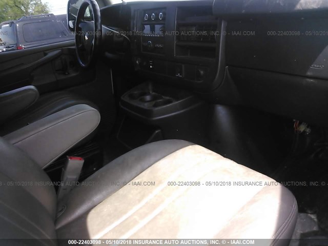 1GCWGFCF3F1149255 - 2015 CHEVROLET EXPRESS G2500  WHITE photo 5