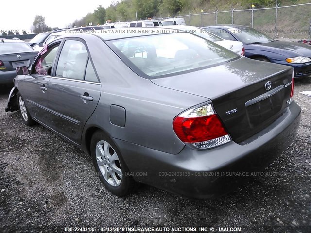 4T1BF30K55U596468 - 2005 TOYOTA CAMRY LE/XLE/SE ნაცრისფერი ფოტო 3