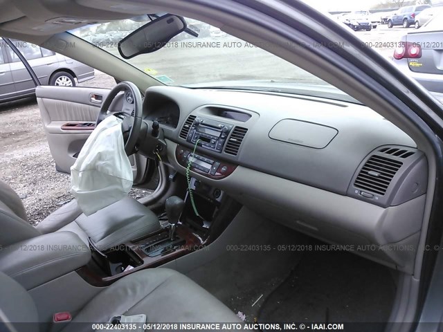 4T1BF30K55U596468 - 2005 TOYOTA CAMRY LE/XLE/SE ნაცრისფერი ფოტო 5