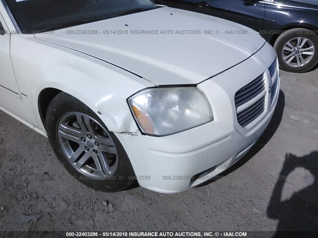 2D8FV48V05H683583 - 2005 DODGE MAGNUM SXT WHITE photo 6