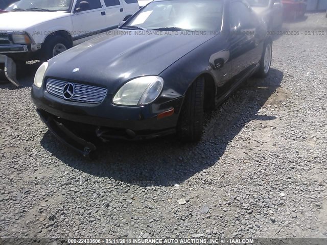 WDBKK65F31F205764 - 2001 MERCEDES-BENZ SLK 320 BLACK photo 2