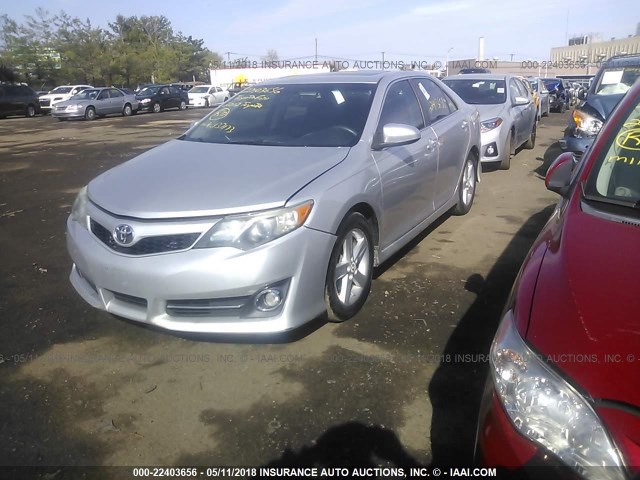 4T1BF1FK1CU078429 - 2012 TOYOTA CAMRY SE/LE/XLE SILVER photo 2