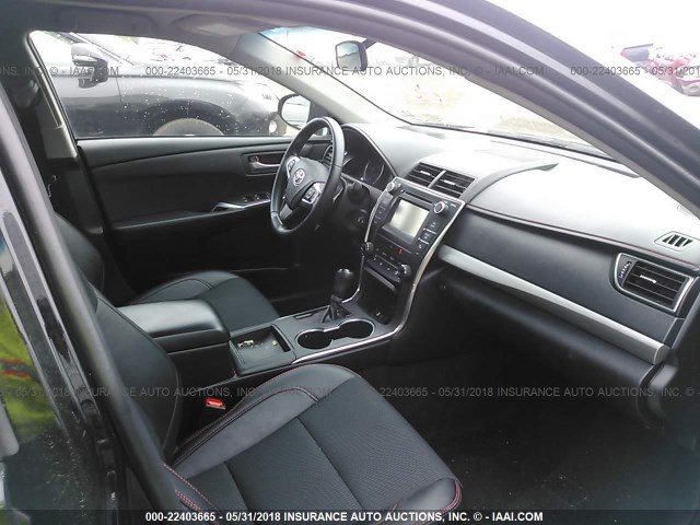 4T1BF1FK2GU542186 - 2016 TOYOTA CAMRY LE/XLE/SE/XSE BLACK photo 5