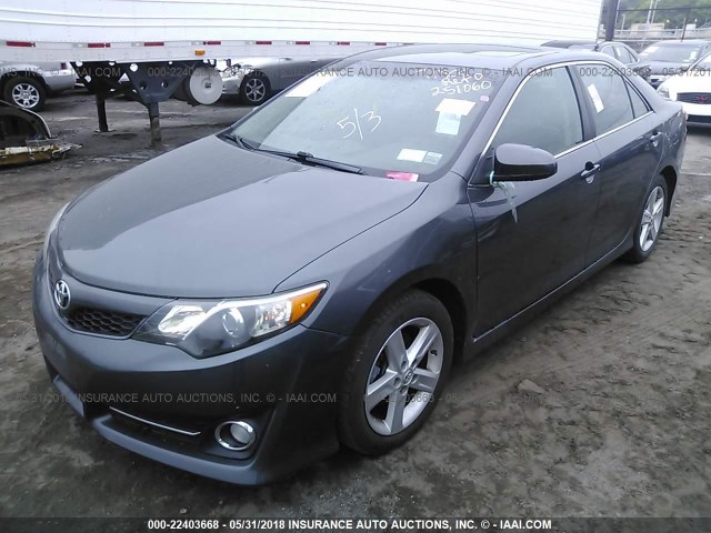 4T1BF1FKXDU251060 - 2013 TOYOTA CAMRY L/SE/LE/XLE GRAY photo 2