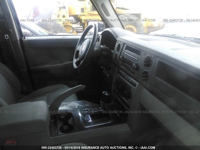 1J8HG48N16C228742 - 2006 JEEP COMMANDER GRAY photo 5