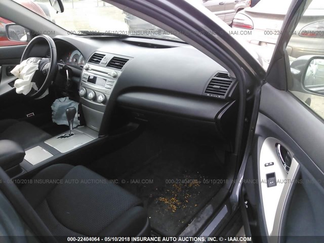 4T1BF3EKXBU161174 - 2011 TOYOTA CAMRY SE/LE/XLE ნაცრისფერი ფოტო 5