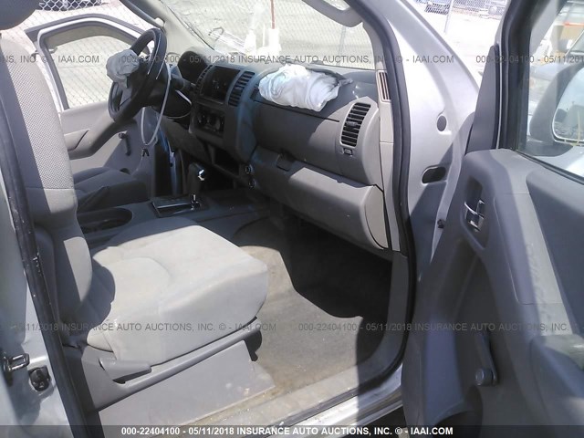 1N6BD06T05C444724 - 2005 NISSAN FRONTIER KING CAB XE SILVER photo 5