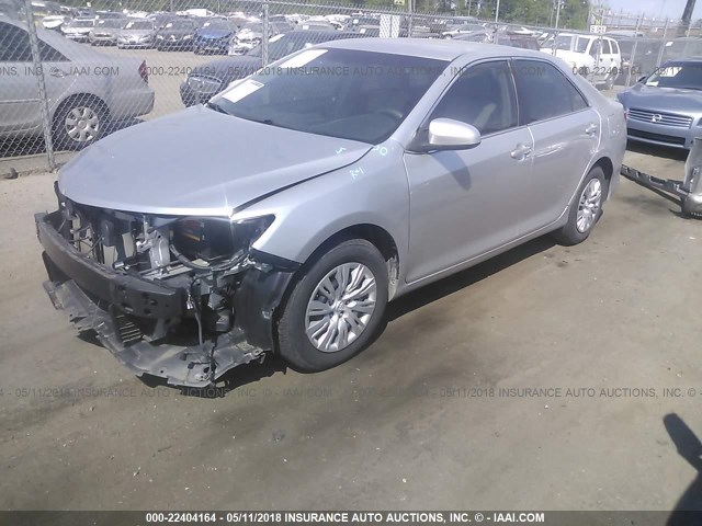 4T1BF1FK1EU859082 - 2014 TOYOTA CAMRY L/SE/LE/XLE SILVER photo 2