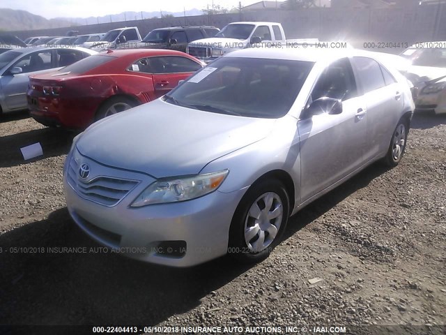 4T4BF3EK0AR021977 - 2010 TOYOTA CAMRY SE/LE/XLE Gümüş foto 2