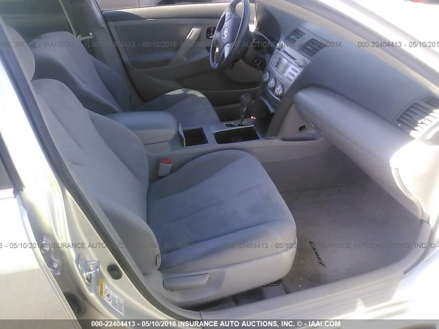4T4BF3EK0AR021977 - 2010 TOYOTA CAMRY SE/LE/XLE Gümüş foto 5