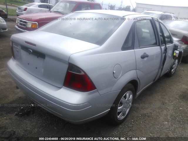1FAHP34NX7W234066 - 2007 FORD FOCUS ZX4/S/SE/SES 银色 照片 4
