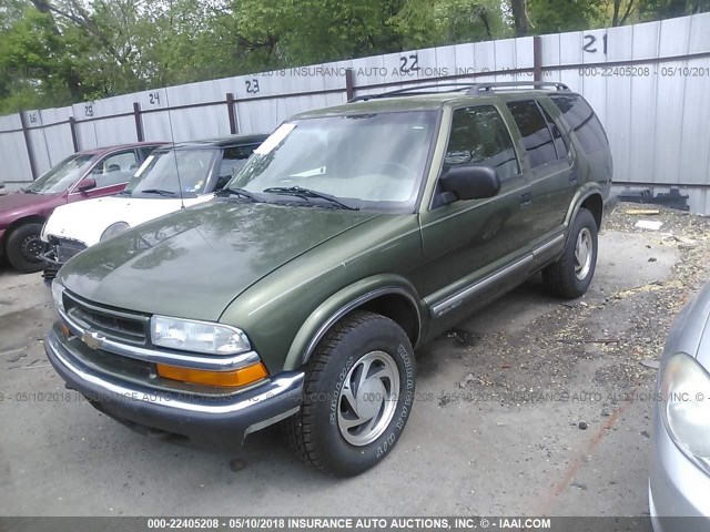 1GNDT13W012203000 - 2001 CHEVROLET BLAZER GREEN photo 2