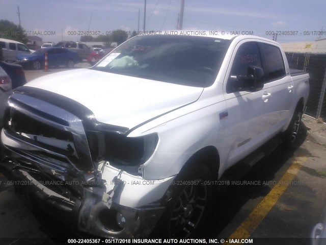 5TFDW5F12CX233774 - 2012 TOYOTA TUNDRA CREWMAX SR5 WHITE photo 2