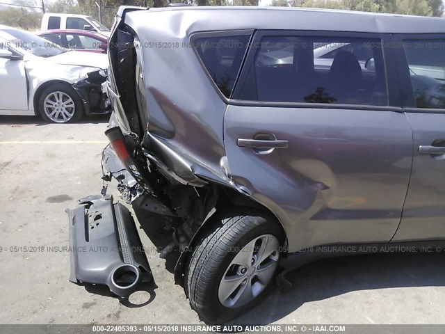 KNDJN2A25G7388152 - 2016 KIA SOUL GRAY photo 6