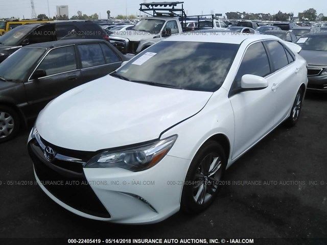 4T1BF1FKXHU364836 - 2017 TOYOTA CAMRY LE/XLE/SE/XSE WHITE photo 2