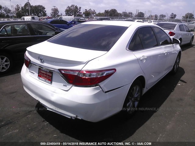 4T1BF1FKXHU364836 - 2017 TOYOTA CAMRY LE/XLE/SE/XSE WHITE photo 4