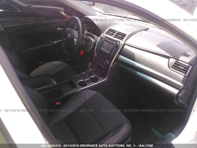 4T1BF1FKXHU364836 - 2017 TOYOTA CAMRY LE/XLE/SE/XSE WHITE photo 5