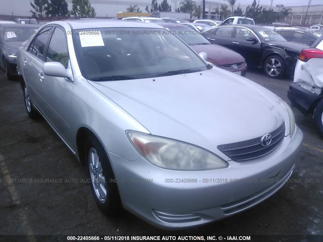 JTDBE32KX20121017 - 2002 TOYOTA CAMRY LE/XLE/SE ვერცხლისფერი ფოტო 1