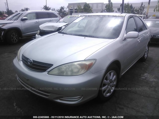 JTDBE32KX20121017 - 2002 TOYOTA CAMRY LE/XLE/SE SILVER photo 2