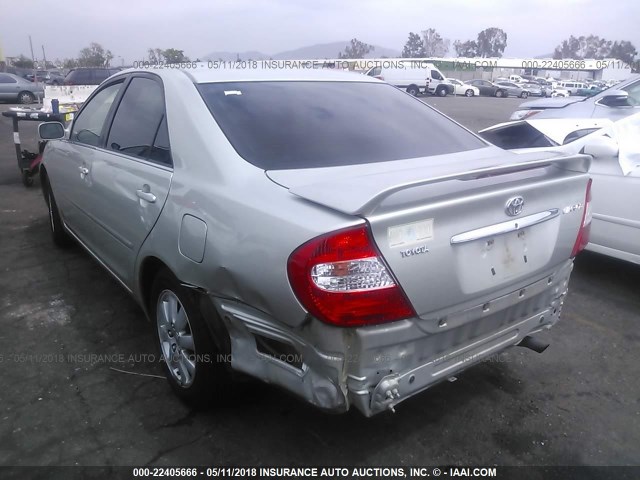 JTDBE32KX20121017 - 2002 TOYOTA CAMRY LE/XLE/SE SILVER photo 3