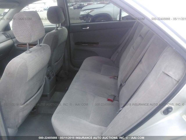 JTDBE32KX20121017 - 2002 TOYOTA CAMRY LE/XLE/SE ვერცხლისფერი ფოტო 8