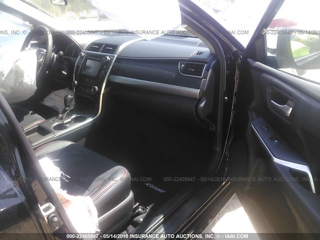 4T1BF1FK0HU366837 - 2017 TOYOTA CAMRY LE/XLE/SE/XSE 黑色 照片 5