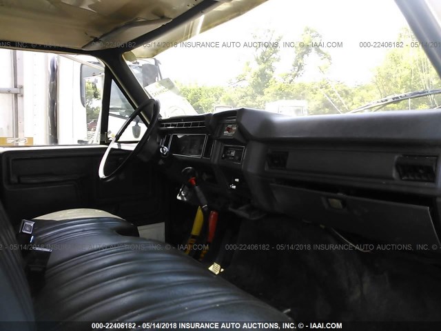 1FDNK74C0NVA27301 - 1992 FORD F700 F WHITE photo 5