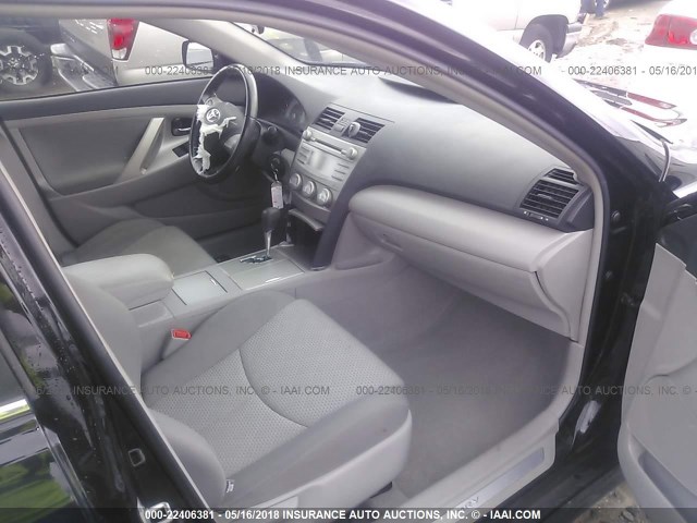 4T1BF3EK3BU725571 - 2011 TOYOTA CAMRY SE/LE/XLE 黑色 照片 5