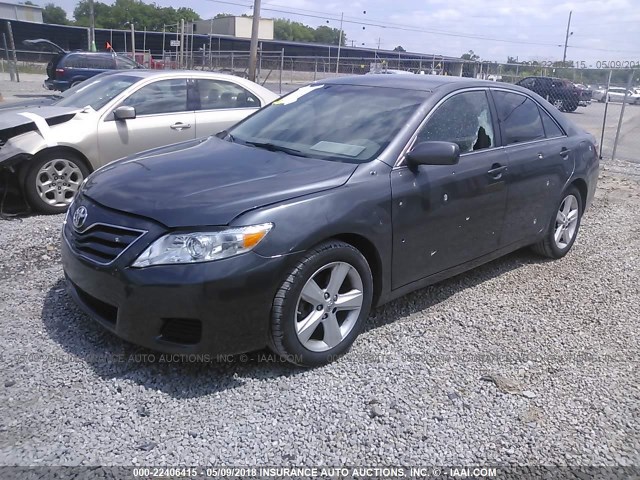 4T1BF3EK6BU736001 - 2011 TOYOTA CAMRY SE/LE/XLE GRAY photo 2