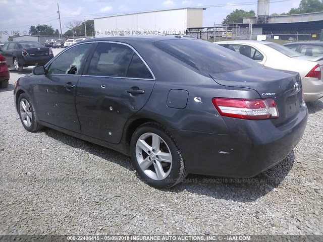 4T1BF3EK6BU736001 - 2011 TOYOTA CAMRY SE/LE/XLE GRAY photo 3