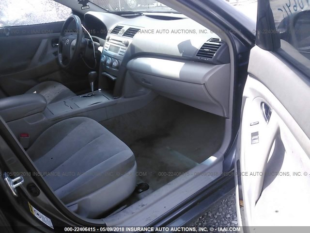 4T1BF3EK6BU736001 - 2011 TOYOTA CAMRY SE/LE/XLE GRAY photo 5