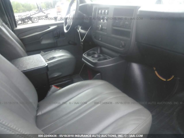 1GBHG39C781183257 - 2008 CHEVROLET EXPRESS G3500  WHITE photo 5