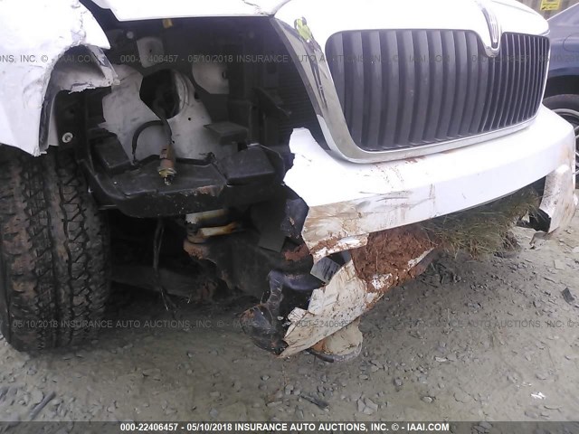 5LMFU28R04LJ09214 - 2004 LINCOLN NAVIGATOR 白色 照片 6